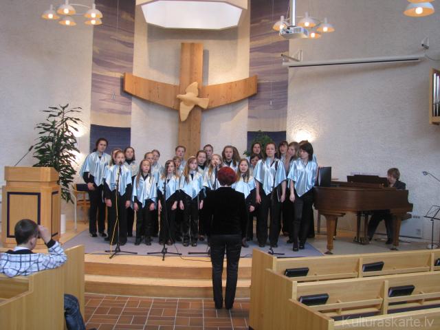 Skolas koris koncertē Zviedrijas pilsētā Kalmārā